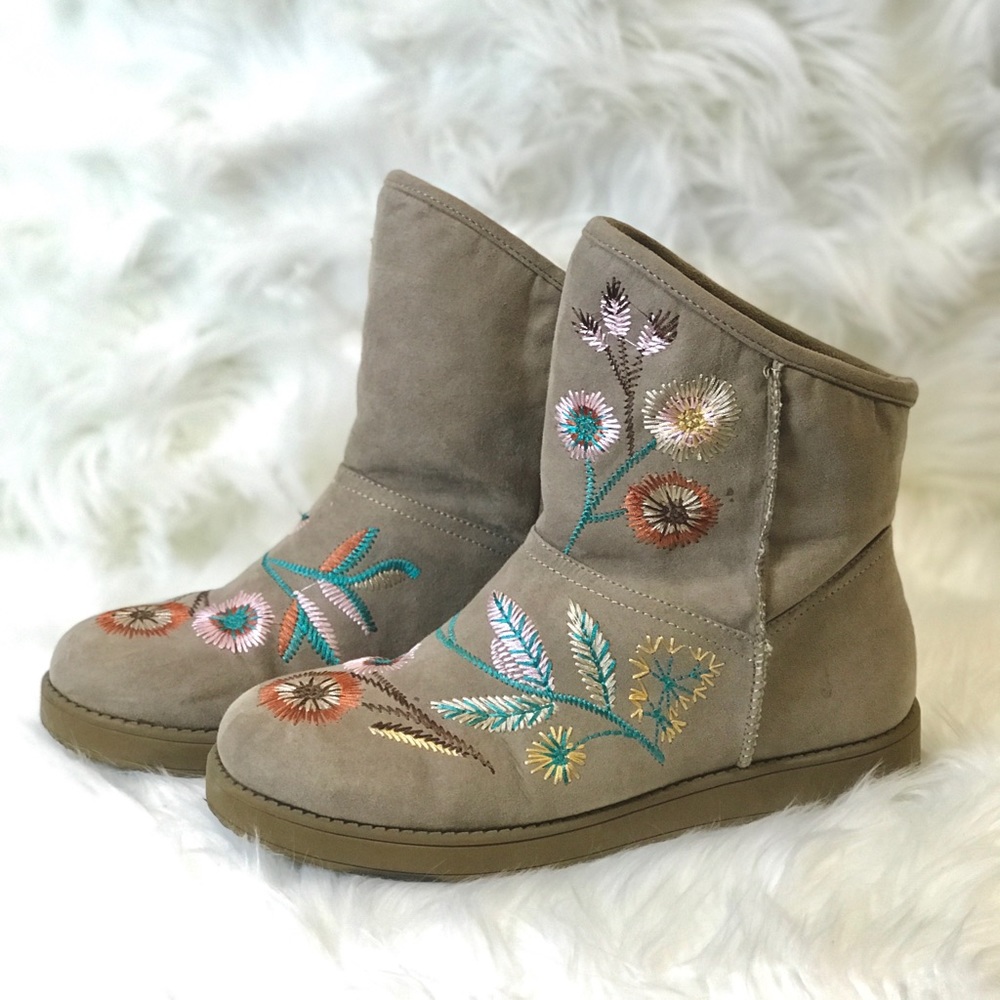 Embroidered Boots - Picture 2 of 4